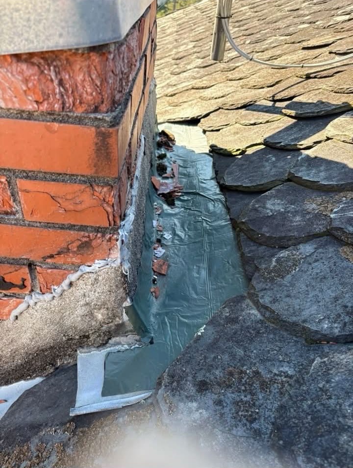 Travaux de zinguerie avec abergement en zinc pour étanchéité au pied de cheminée en Corrèze