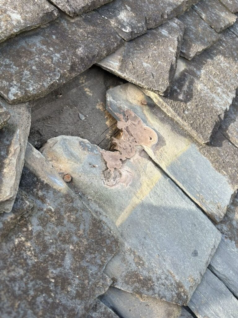 Réparation d’étanchéité sous ardoises de toiture suite à infiltration en Corrèze