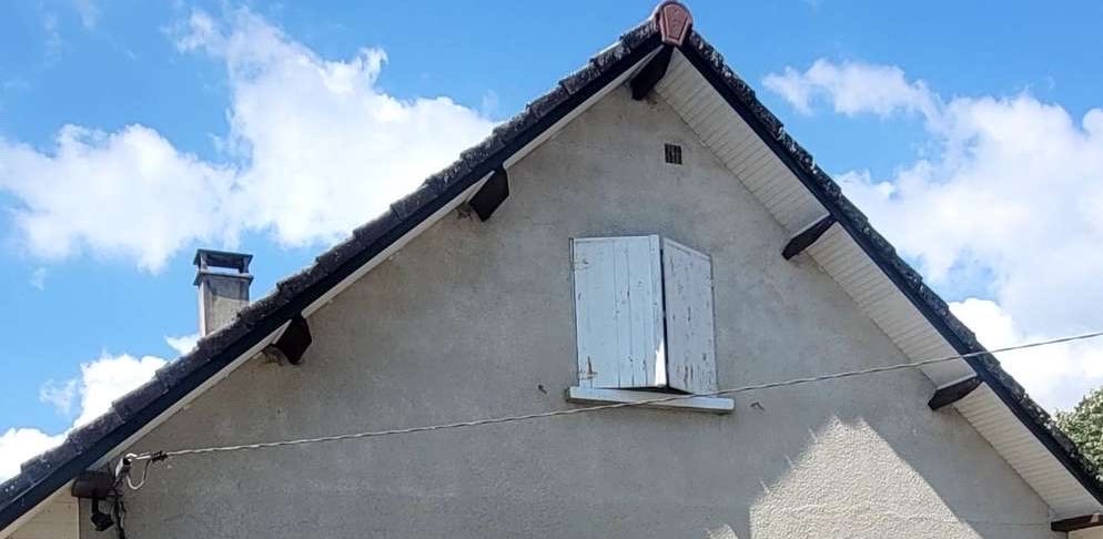 Rénovation d’avant-toit avec pose de sous-face blanche et finitions de toiture sur maison en Corrèze