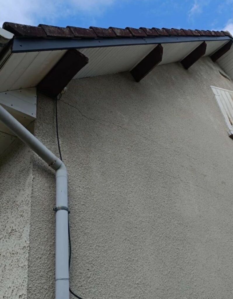 Rénovation d’avant-toit avec pose de sous-face blanche et finitions de toiture sur maison en Corrèze