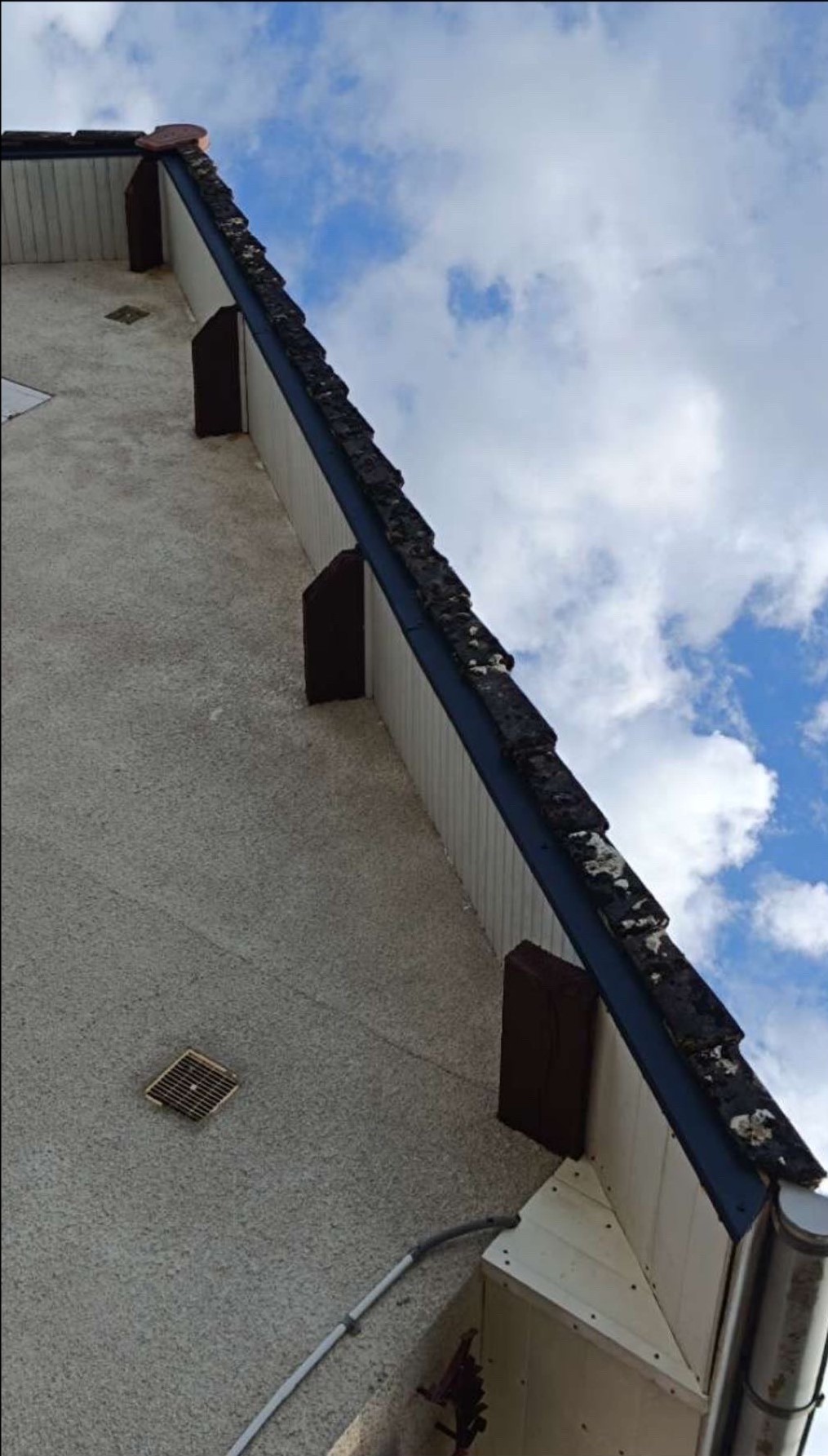 Rénovation d’avant-toit avec pose de sous-face blanche et finitions de toiture sur maison en Corrèze