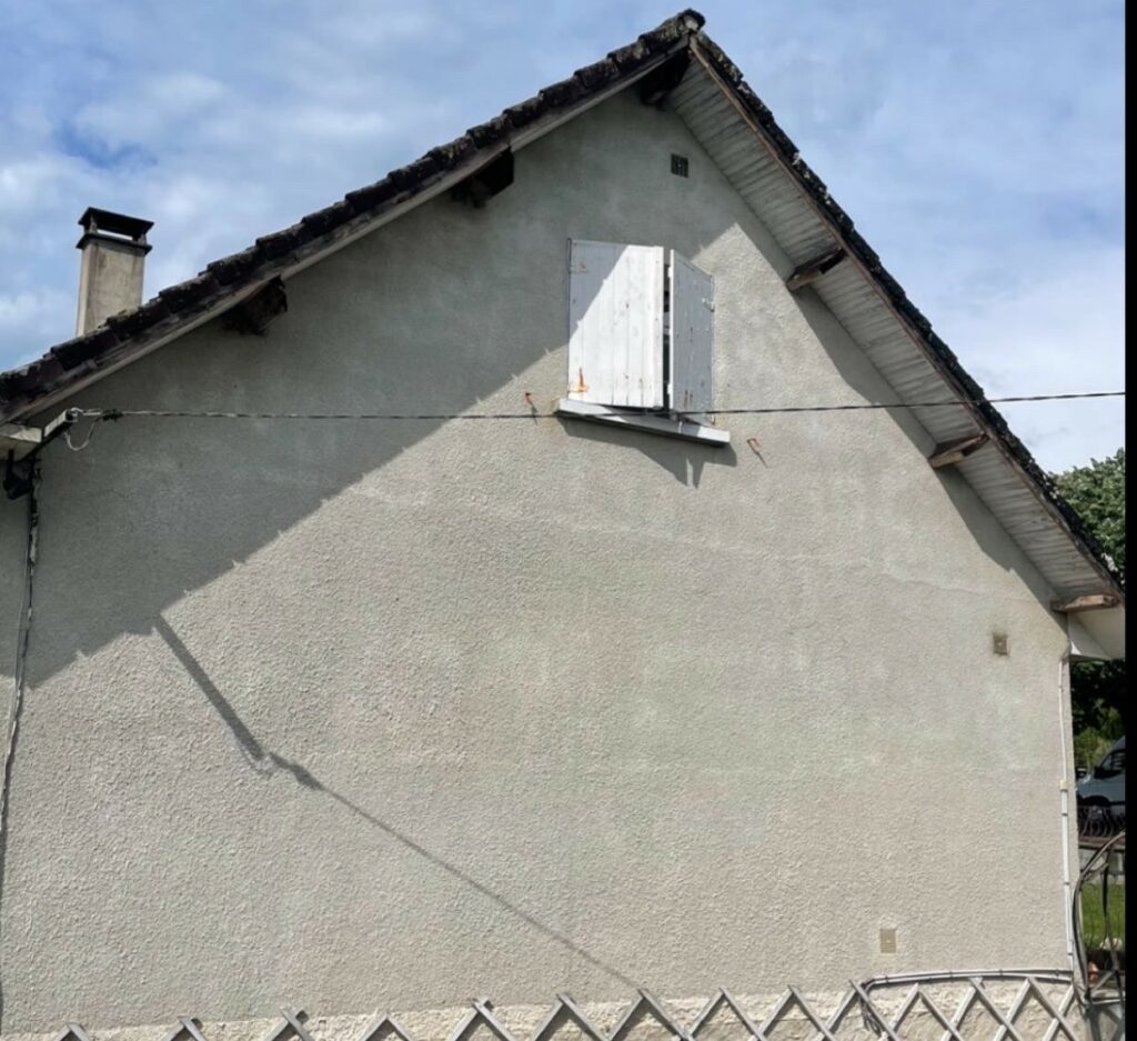 Rénovation d’avant-toit avec pose de sous-face blanche et finitions de toiture sur maison en Corrèze