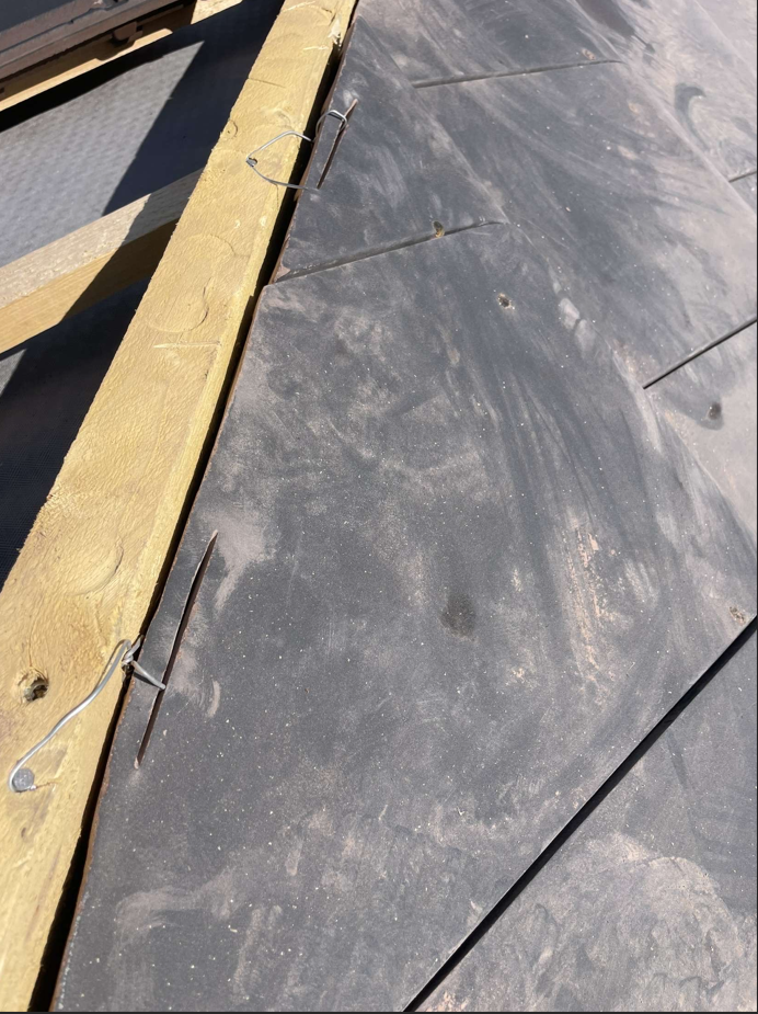 Pose d’ardoises sur toiture avec fixation par crochets sur liteaux bois en Corrèze