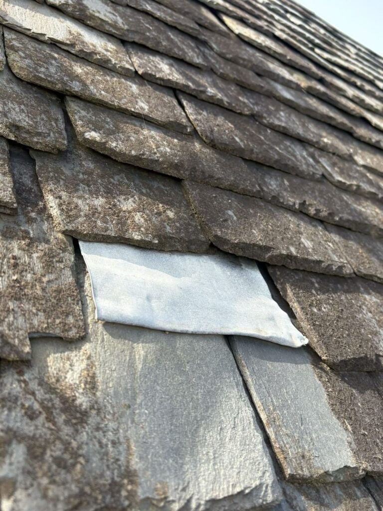 Réparation d’étanchéité sous ardoises de toiture suite à infiltration en Corrèze