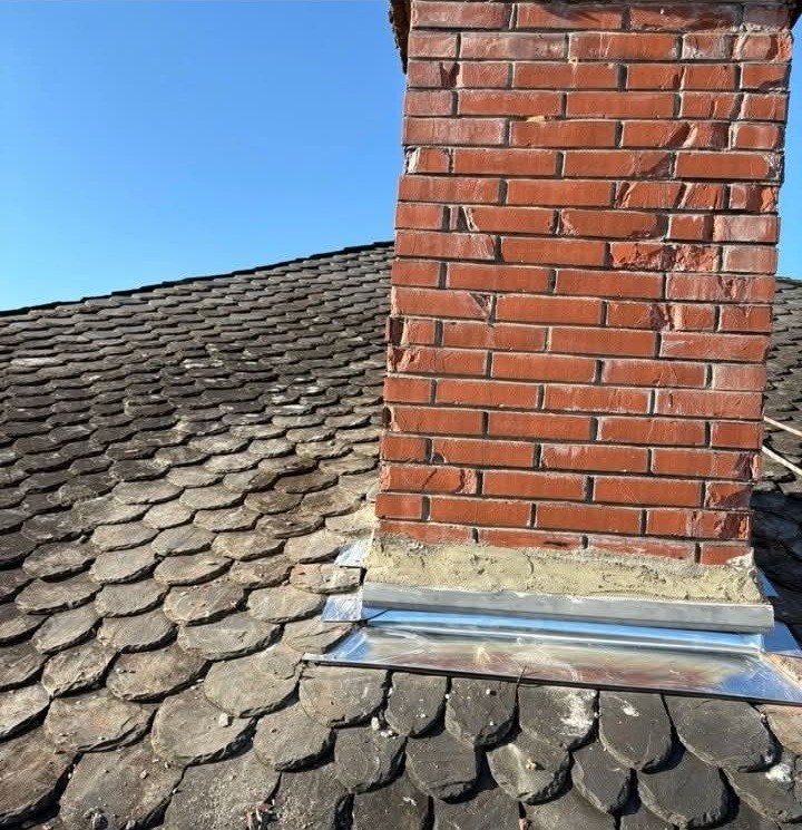 Travaux de zinguerie avec abergement en zinc pour étanchéité au pied de cheminée en Corrèze