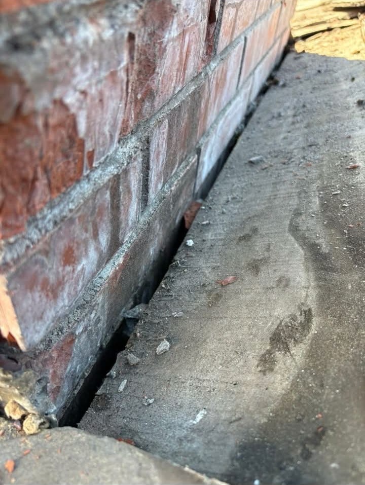 Travaux de zinguerie avec abergement en zinc pour étanchéité au pied de cheminée en Corrèze