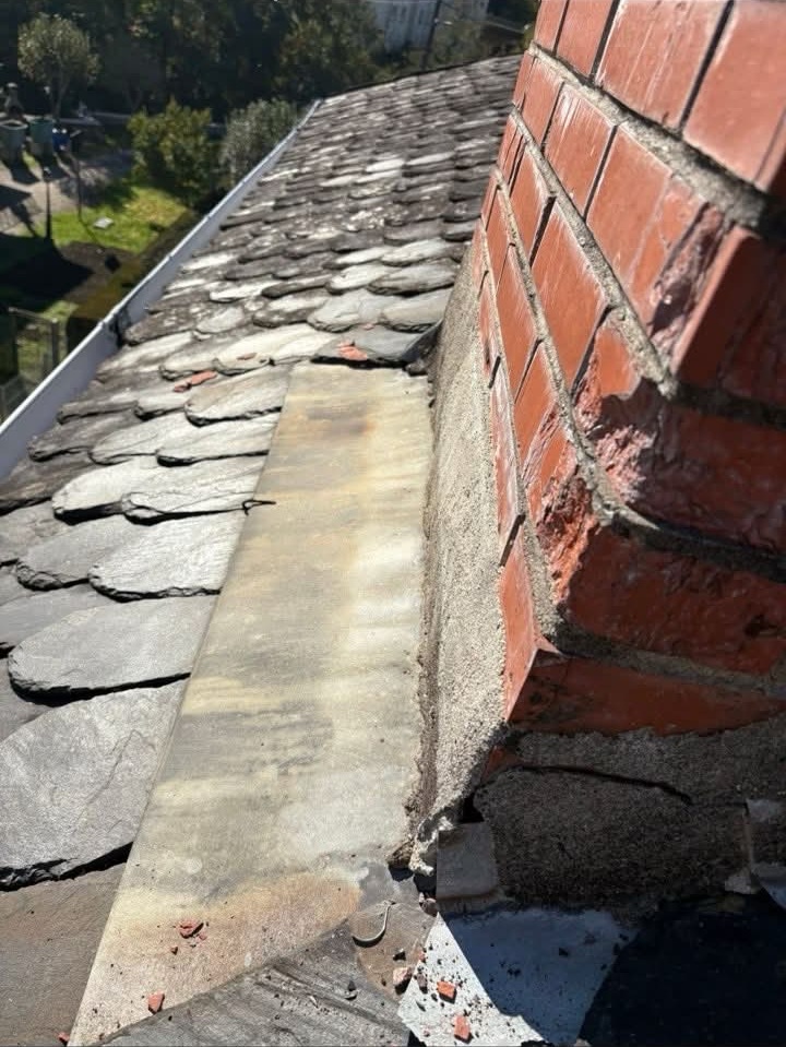 Travaux de zinguerie avec abergement en zinc pour étanchéité au pied de cheminée en Corrèze