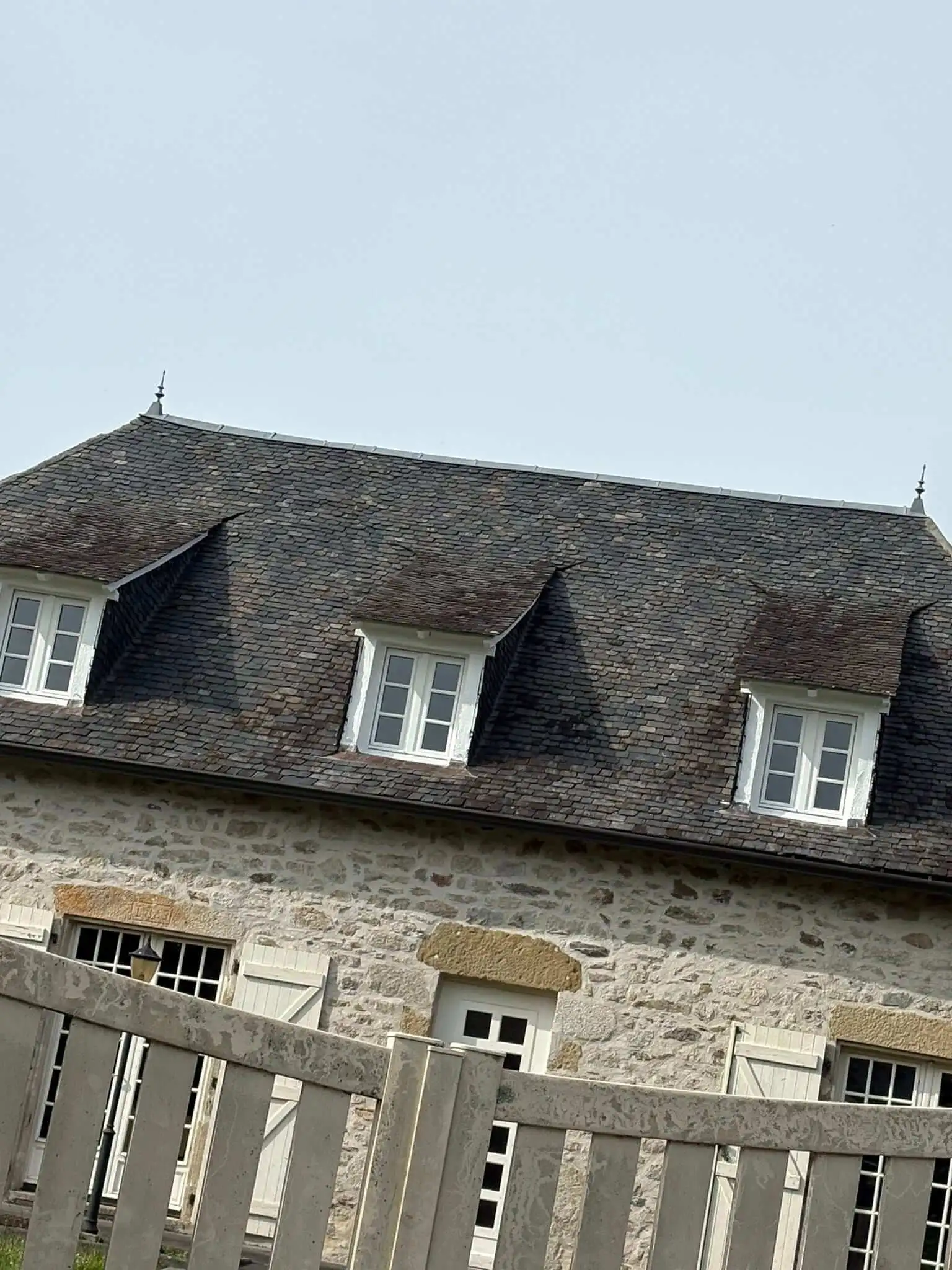 Reprise des arêtiers sur toiture traditionnelle en Corrèze