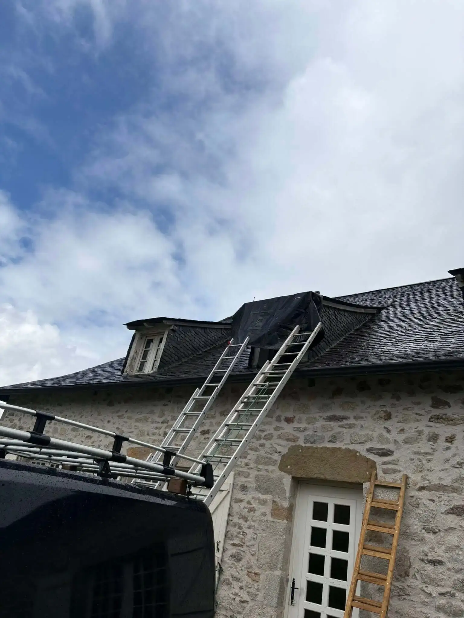 Travaux sur lucarne de toit et ardoises naturelles à Brive-la-Gaillarde